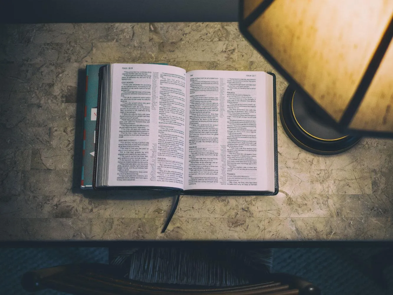 Four-step Bible study method diagram: read, pray, worship, live
